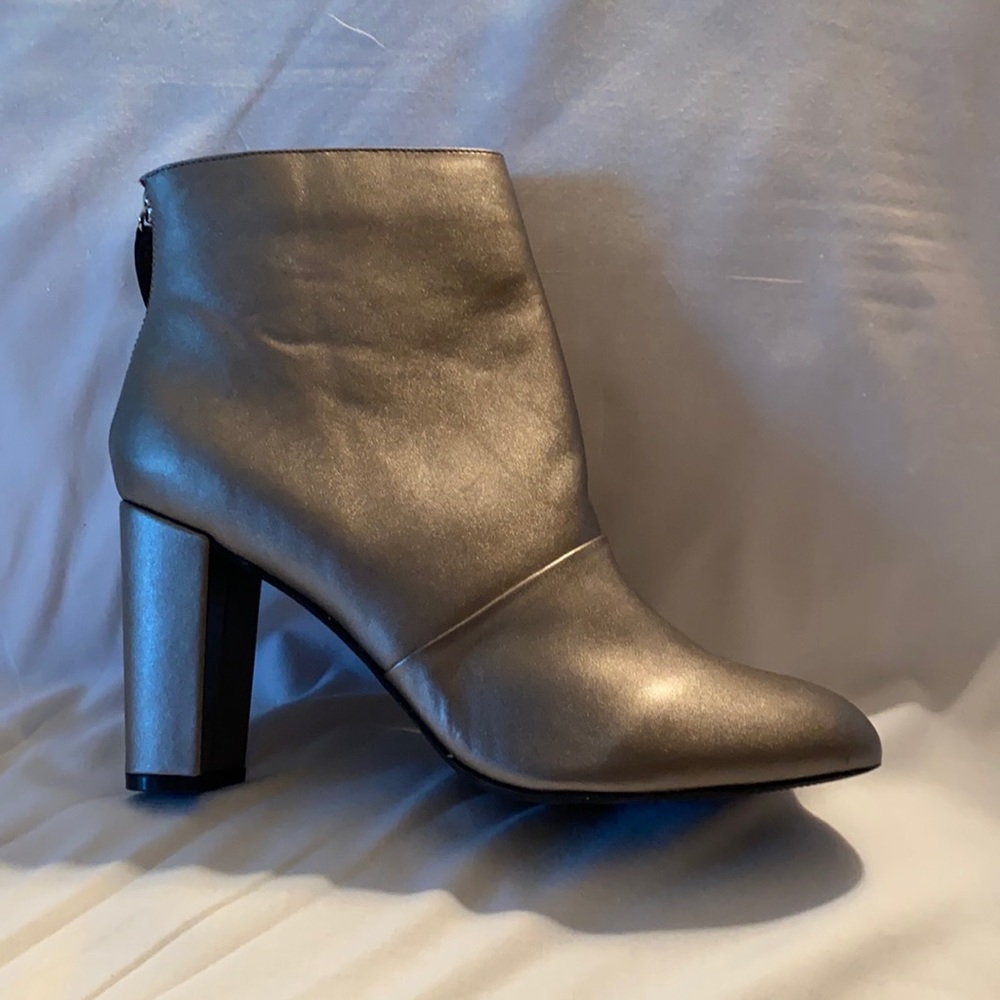 Brand new Comfortview silver booties.